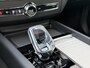 Volvo XC60 T6 Plug-in hybrid AWD Plus Dark | Forest Lake Metallic | Navy Herringbone bekleding | Rondomzicht camera | Driver Assist Pack | Climate Pack | 19" Lichtmetalen velgen | Harman Kardon audio