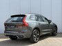 Volvo XC60 T6 Plug-in hybrid AWD Plus Dark | Forest Lake Metallic | Navy Herringbone bekleding | Rondomzicht camera | Driver Assist Pack | Climate Pack | 19" Lichtmetalen velgen | Harman Kardon audio
