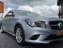Mercedes-Benz CLA BWJ 2015 180 123 PK Ambition INCL. 12 M GARANTIE + BEURT & APK 2E EIGENAAR NAP | XENON | HALF LEDR | BLUETOOTH | NAVI | AIRCO | CRUISE | LMV | PDC |