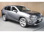 Toyota RAV4 2.5 Hybrid AWD Leer Navi Pano JBL sound Trekhaak Stoelverwarming voor en achter Camera PDC Stoelventilatie LM velgen