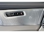 Volvo XC90 T8 Recharge AWD Ultra Dark Exec. Ed. - Luchtvering - Panorama/schuifdak - IntelliSafe Assist & Surround - 360º Camera - Bowers & Wilkins audio - Adaptieve LED koplampen - Verwarmde voorstoelen, stuur & achterbank - Parkeersensoren voor & achter - Elektr. bedienb. voorstoelen met geheugen - Head up display - Draadloze tel. lader - Extra getint glas - 22' LMV