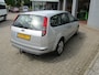 Ford Focus Wagon 1.6-16V Ambiente dit betreft een ruime, technisch goede en complete auto. Van binnen en buiten netjes.