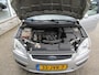Ford Focus Wagon 1.6-16V Ambiente dit betreft een ruime, technisch goede en complete auto. Van binnen en buiten netjes.