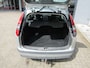 Ford Focus Wagon 1.6-16V Ambiente dit betreft een ruime, technisch goede en complete auto. Van binnen en buiten netjes.