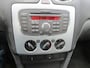 Ford Focus Wagon 1.6-16V Ambiente dit betreft een ruime, technisch goede en complete auto. Van binnen en buiten netjes.