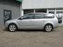 Ford Focus Wagon 1.6-16V Ambiente dit betreft een ruime, technisch goede en complete auto. Van binnen en buiten netjes.