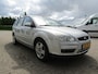 Ford Focus Wagon 1.6-16V Ambiente dit betreft een ruime, technisch goede en complete auto. Van binnen en buiten netjes.