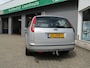 Ford Focus Wagon 1.6-16V Ambiente dit betreft een ruime, technisch goede en complete auto. Van binnen en buiten netjes.