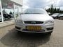 Ford Focus Wagon 1.6-16V Ambiente dit betreft een ruime, technisch goede en complete auto. Van binnen en buiten netjes.