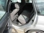 Ford Focus Wagon 1.6-16V Ambiente dit betreft een ruime, technisch goede en complete auto. Van binnen en buiten netjes.