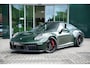 Porsche 911 4 GTS Oak Green Metallic Neo | Porsche InnoDrive | Lift l Achterasbesturing | Adaptieve cruise control | Elektrisch Schuifdak | BOSE Surround Sound System | Sportdesign | Sportstoelen Plus, elektrisch 18-voudig | Comfort Access |