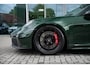 Porsche 911 4 GTS Oak Green Metallic Neo | Porsche InnoDrive | Lift l Achterasbesturing | Adaptieve cruise control | Elektrisch Schuifdak | BOSE Surround Sound System | Sportdesign | Sportstoelen Plus, elektrisch 18-voudig | Comfort Access |