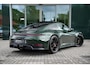 Porsche 911 4 GTS Oak Green Metallic Neo | Porsche InnoDrive | Lift l Achterasbesturing | Adaptieve cruise control | Elektrisch Schuifdak | BOSE Surround Sound System | Sportdesign | Sportstoelen Plus, elektrisch 18-voudig | Comfort Access |