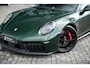Porsche 911 4 GTS Oak Green Metallic Neo | Porsche InnoDrive | Lift l Achterasbesturing | Adaptieve cruise control | Elektrisch Schuifdak | BOSE Surround Sound System | Sportdesign | Sportstoelen Plus, elektrisch 18-voudig | Comfort Access |