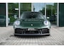 Porsche 911 4 GTS Oak Green Metallic Neo | Porsche InnoDrive | Lift l Achterasbesturing | Adaptieve cruise control | Elektrisch Schuifdak | BOSE Surround Sound System | Sportdesign | Sportstoelen Plus, elektrisch 18-voudig | Comfort Access |