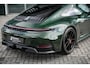 Porsche 911 4 GTS Oak Green Metallic Neo | Porsche InnoDrive | Lift l Achterasbesturing | Adaptieve cruise control | Elektrisch Schuifdak | BOSE Surround Sound System | Sportdesign | Sportstoelen Plus, elektrisch 18-voudig | Comfort Access |