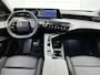 Peugeot e-5008 SUV Allure Avantage 73 kWh 210pk | DEMO | 503km WLTP Actieradius | 7 Zitplaatsen | Navigatie | 360° Camera | Half lederen AGR stoelen | Stoel- en stuurverwarming | Adaptieve Cruise Control | Climate Control | Parkeersensoren v+a | Dodehoeksensor | Led koplampen | Keyless | Draadloze Apple Carplay / Android Auto + Telefoonlader | Donker getint glas | Trekhaak | 19" Lichtmetalen velgen |