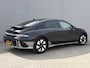 Hyundai Ioniq 6 Connect 77.4 kWh / SOH 100% / Fabrieksgarantie tot 12-2029 / HUD / Adaptieve Cruise / Warmtepomp / Navigatie / Camera  / Dodehoek Detectie / Elektr. Stoel / Elektr. Achterklep / Stoel & Stuurwiel Verwarming / CCS Snelladen /