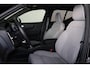Volvo EX40 Extended Range Ultra 82 kWh -- Panorama/schuifdak - IntelliSafe Assist & Surround - 360º Camera - Harman/Kardon audio - Trekhaak - Verwarmde voorstoelen & stuur - Parkeersensoren voor & achter - Elektr. bedienb. voorstoelen met geheugen links - Draadloze tel. lader - Warmtepomp - Extra getint glas - 20' LMV