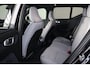Volvo EX40 Extended Range Ultra 82 kWh -- Panorama/schuifdak - IntelliSafe Assist & Surround - 360º Camera - Harman/Kardon audio - Trekhaak - Verwarmde voorstoelen & stuur - Parkeersensoren voor & achter - Elektr. bedienb. voorstoelen met geheugen links - Draadloze tel. lader - Warmtepomp - Extra getint glas - 20' LMV