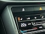 Volkswagen T-Roc 1.5 TSI 150pk DSG / Automaat Style two tone Navigatie Apple Carplay/Android Auto Parkeersensoren Camera Adaptive Cruise Control Blind Spot Assist Park Assist Stoel- en stuurverwarming Elektrische achterklep LED-koplampen
