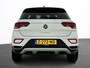 Volkswagen T-Roc 1.5 TSI 150pk DSG / Automaat Style two tone Navigatie Apple Carplay/Android Auto Parkeersensoren Camera Adaptive Cruise Control Blind Spot Assist Park Assist Stoel- en stuurverwarming Elektrische achterklep LED-koplampen