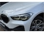 BMW X1 xDrive25e | Panodak | Sportleder | Head-Up | Trekhaak | Adaptive Cruise | Camera | 35X op voorraad