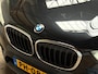BMW X1 sDrive20i High Executive 192Pk Automaat (GROOT NAVI, CLIMATE, MEMORY SEATS, HEAD-UP DISPLAY, LEDER, STOELVERWARMING, SPORTSTOELEN, GETINT GLAS, CRUISE, NIEUWSTAAT)