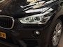 BMW X1 sDrive20i High Executive 192Pk Automaat (GROOT NAVI, CLIMATE, MEMORY SEATS, HEAD-UP DISPLAY, LEDER, STOELVERWARMING, SPORTSTOELEN, GETINT GLAS, CRUISE, NIEUWSTAAT)