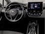 Toyota Corolla 1.8 Hybrid Dynamic Sport Automaat (APPLE CARPLAY, LEDER, STOELVERWARMING, CAMERA, SPORTSTOELEN, ADAPTIVE CRUISE, GETINT GLAS, ZWART HEMEL, NIEUWSTAAT)
