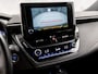 Toyota Corolla 1.8 Hybrid Dynamic Sport Automaat (APPLE CARPLAY, LEDER, STOELVERWARMING, CAMERA, SPORTSTOELEN, ADAPTIVE CRUISE, GETINT GLAS, ZWART HEMEL, NIEUWSTAAT)