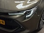 Toyota Corolla 1.8 Hybrid Dynamic Automaat (APPLE CARPLAY, LEDER, STOELVERWARMING, CAMERA, SPORTSTOELEN, ADAPTIVE CRUISE, GETINT GLAS, ZWART HEMEL, NIEUWSTAAT)