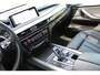 BMW X5 xDrive40d High Executive M-Sport | Panorama dak | Soft close | Head-Up Display | Elektrisch wegklapbare trekhaak | Eletrisch verstelbare stoelen met memory | Harma/Kardon Audiosysteem | Stoelverwarming voor + achter | 360* Camera | Elektrische kofferbakklep | Adaptive cruise | Lane assist | Elektrisch verstelbaar stuurkolom | Keyless entry/start | Dodehoekdetectie | Apple CarPlay/Android Auto |