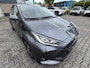 Toyota Yaris HYBRID 115 DYNAMIC COMFORT PACK STOEL/STUURVERW PARK-SENSOREN BLIND-SPOT APPLE/ANDROID KEYLESS 16" LM-VELGEN