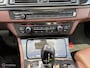 BMW 5-Serie 520i Luxury Edition 184 PK | M-Sport | Pano-Dak | elek. Stoelen | Stoelverwarming | Bruin leder | Stoelverwarming