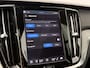 Volvo V60 T8 Plug-in hybrid AWD AUT8 455PK Ultimate Dark | Bowers & Wilkins audio | Geventileerde voorstoelen met massagefunctie | Verwarmde voorstoelen & Stuurwiel | 19" Black Edition Lichtmetalen velgen | Panoramadak | Adaptieve Cruise Control | BLIS Doedehoekdetectie