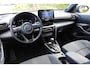 Toyota Yaris Cross 1.5 Hybrid Adventure Bi-Tone | Rijklaar | Blind Spot | Head Up | Sensoren v+a | Stoel-/stuurverw. | JBL | Apple/Android | LED | Keyless
