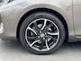 Toyota Yaris 1.5 Full Hybrid Bi-Tone Plus | Trekhaak, Panoramadak, Navigatie, Keyless, 16 inch, Cruise control, Armsteun, Spoiler, Privacy glass