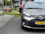 Toyota Yaris 1.5 Full Hybrid Bi-Tone Plus | Trekhaak, Panoramadak, Navigatie, Keyless, 16 inch, Cruise control, Armsteun, Spoiler, Privacy glass