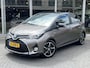 Toyota Yaris 1.5 Full Hybrid Bi-Tone Plus | Trekhaak, Panoramadak, Navigatie, Keyless, 16 inch, Cruise control, Armsteun, Spoiler, Privacy glass