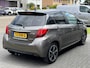 Toyota Yaris 1.5 Full Hybrid Bi-Tone Plus | Trekhaak, Panoramadak, Navigatie, Keyless, 16 inch, Cruise control, Armsteun, Spoiler, Privacy glass