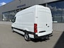 Mercedes-Benz eSprinter 320 L2 Pro 81kWh / Snel laden 115Kw / Trekhaak / MBUX / Navigatie / Camera / Cruise control / Airco / 270 Graden achterdeuren