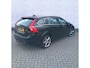 Volvo V60 2.0 T4 Summum | Adaptieve Cruise Control | Stoel-/Stuurverwarming | Parkeersensoren Voor en Achter | Parkeercamera | Keyless Entry | Trekhaak |