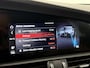 Alfa Romeo Giulia 2.0T 200pk Sprint Aut. Navigatie Apple Carplay Android Auto Camera Parkeersensoren Adaptive Cruise Control Dodehoek detectie Stoelverwarming Lichtmetalen velgen Climate Control