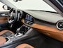 Alfa Romeo Giulia 2.0T 200pk Sprint Aut. Navigatie Apple Carplay Android Auto Camera Parkeersensoren Adaptive Cruise Control Dodehoek detectie Stoelverwarming Lichtmetalen velgen Climate Control