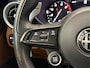 Alfa Romeo Giulia 2.0T 200pk Sprint Aut. Navigatie Apple Carplay Android Auto Camera Parkeersensoren Adaptive Cruise Control Dodehoek detectie Stoelverwarming Lichtmetalen velgen Climate Control