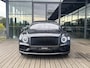 Bentley Flying Spur 2.9 V6 Hybrid Azure | TOURING PAKKET | BANG & OLUFSEN | ADAPTIEVE CRUISE CONTROL | BLACK PACK | STOELVENTILATIE | STOELMASSAGE | PANORAMA/SCHUIF-KANTELDAK | LUCHTVERING | SPORTUITLAAT | 360 CAMERA | BTW AUTO | 1E EIGENAAR | 22 INCH |