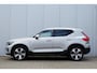 Volvo XC40 T5 Plug-in hybrid AUT7 262PK Ultimate Dark | Panoramadak | Elektrisch verstelbare voorstoelen | Climate Pack | Adaptieve Cruise Control | BLIS dodehoekdetectie | Apple CarPlay | Harman Kardon audio | 19” lichtmetalen velgen met all season banden