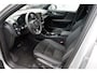 Volvo XC40 T5 Plug-in hybrid AUT7 262PK Ultimate Dark | Panoramadak | Elektrisch verstelbare voorstoelen | Climate Pack | Adaptieve Cruise Control | BLIS dodehoekdetectie | Apple CarPlay | Harman Kardon audio | 19” lichtmetalen velgen met all season banden