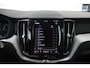 Volvo XC60 T8 Plug-in hybrid AWD Plus Dark Long Range | Panoramadak | Semi-Elektrische Trekhaak | Google Infotainment | Parkeercamera | Parkeersensoren voor + achter | Stoelverwarming |